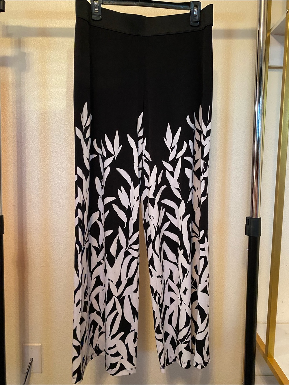 Women’s Medium Alfani Black Wide-Leg Pants with White Leaf Print